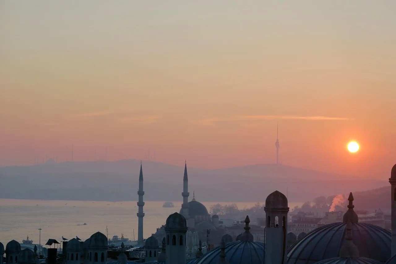 Silueta e Bosforit në lindje të diellit, Stamboll, Turqi – kupolat dhe minaret e xhamive mbi ngushticë